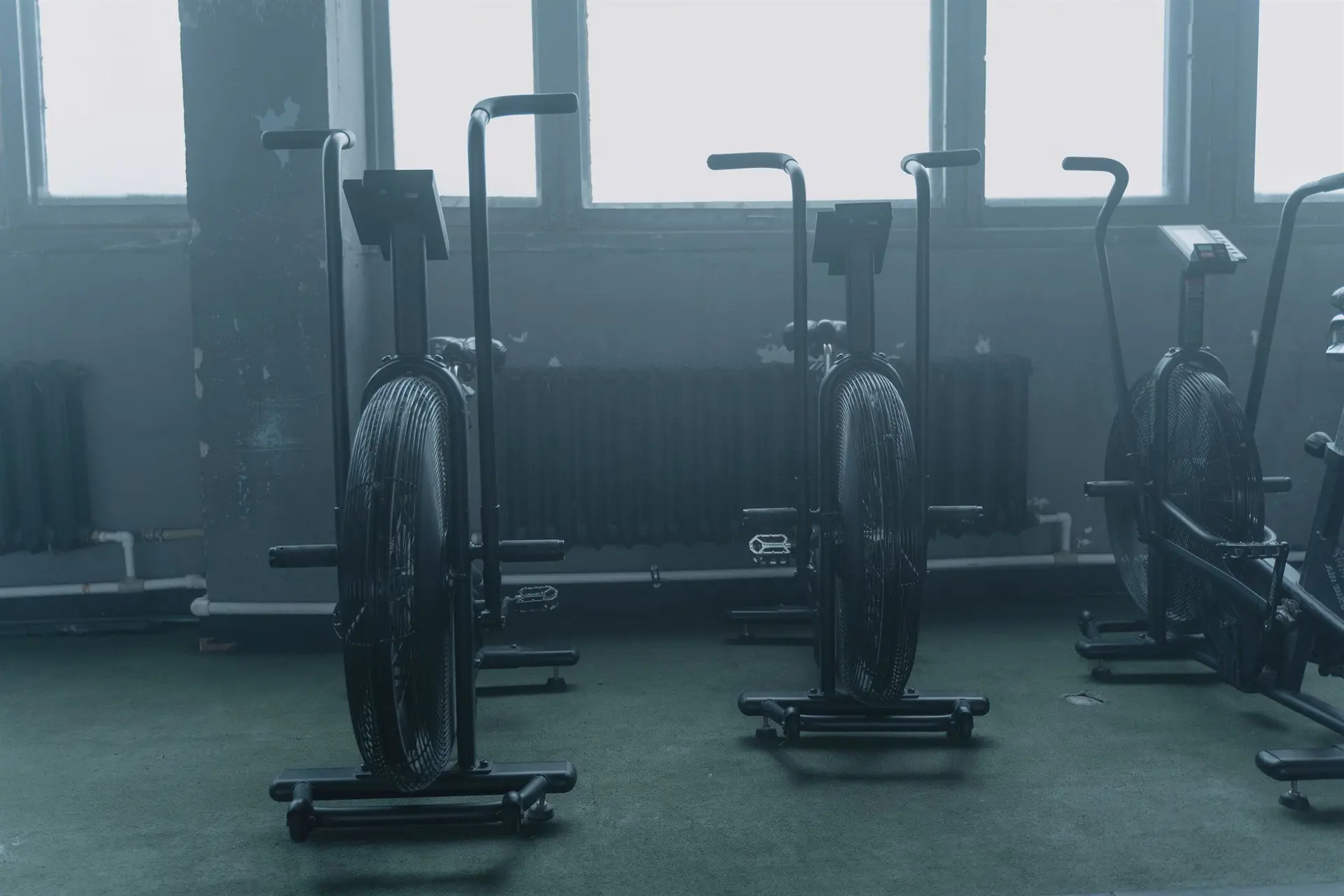 Rowery powietrzne w strefie cardio przy oknach